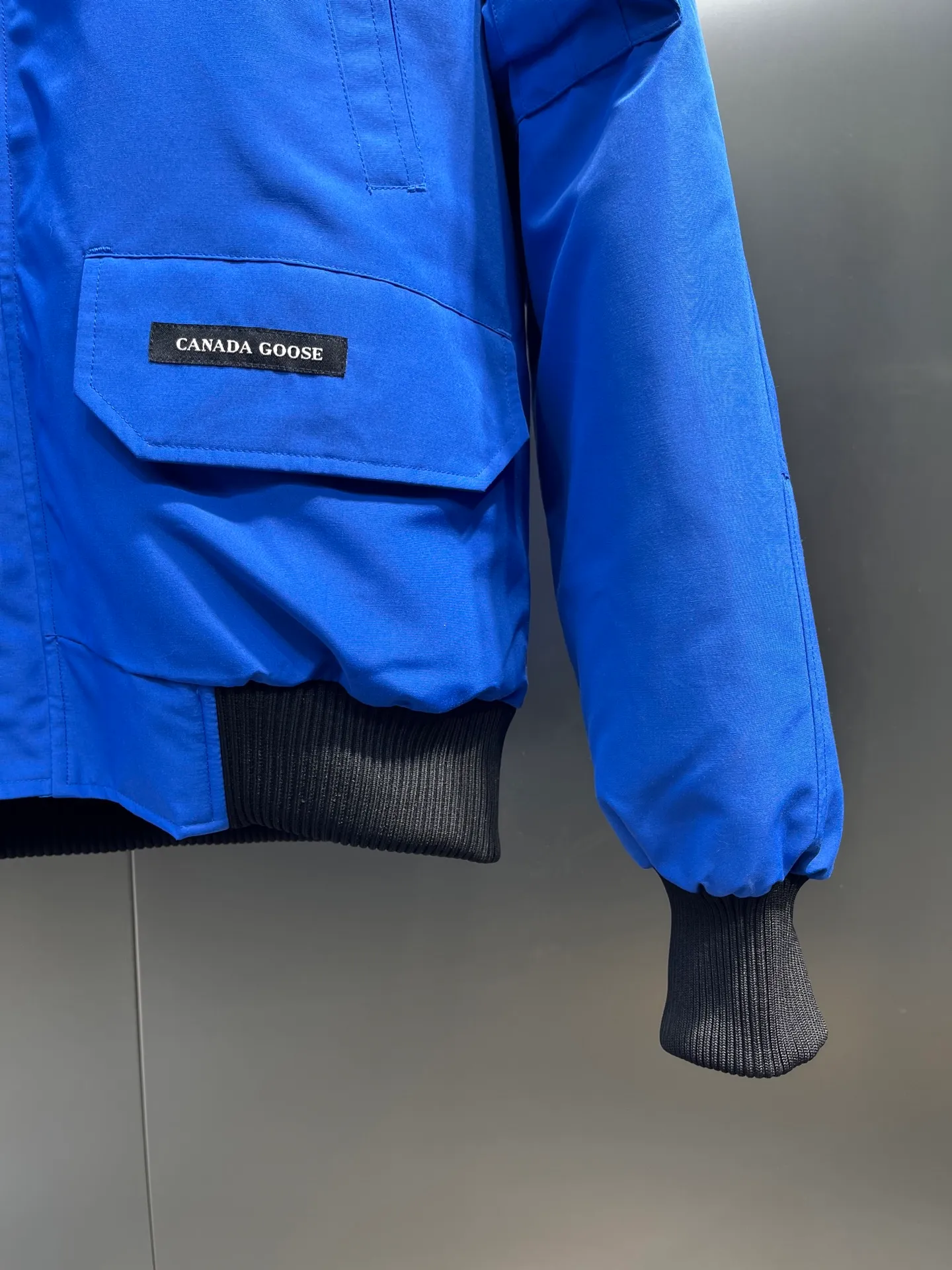 P720 high-end version (new version of Big Goose 01) Canada Goose Canada Goose #Chilliwack 7999M bomber jacket short down jacket/01 model #Men and Women Same Style# ➖ Genuine synchronous anti-counterfeiting chip sensor! ➖ Imported 21S polyester-cotton blended original fabric [last year’s 16S/18S hard fabrics have been completely eliminated, this year all use 21S genuine synchronous fabrics, the soft mid-strap feels delicate and textured], genuine synchronous Feather-Light 10D waterproof coating fabric, made of 84.5 polyester fiber and 15.5 cotton, 100% the best feel in the entire network! ➖ The genuine official website is synchronized with the national standard 80 white duck down, you can check the official website customer service, there will never be a series of misleading claims such as 90 down or goose down! ➖ Using the best nylon lining with double double-layer sealing design, velvet-proof No. 7 needle + grid-filled down ready-made garments, there is 100% no so-called velvet running! ➖ The cuffs are designed with thickened seamless threads, and the collar and pockets are lined with top-quality polar fleece to keep you warm and comfortable! ➖ Yoshida YKK provides original custom-made electroplated sliders. YKK two-way lockable zippers are tight and smooth and will not peel off paint! ➖ 3M composite guarantees that the Velcro is the same as the original, durable, and all accessories and hardware are custom-made! ➖ Imported BEHRINGER embroidery machine to customize the 10,000-needle embroidery logo, 98% of which can be reproduced to restore the original logo. You can check and compare on the official website! ➖ The fur collars are all made of large pieces of Western Canadian blue wolf hide, ensuring that each fur collar is 13-15cm wide!   Size:XS-XXL